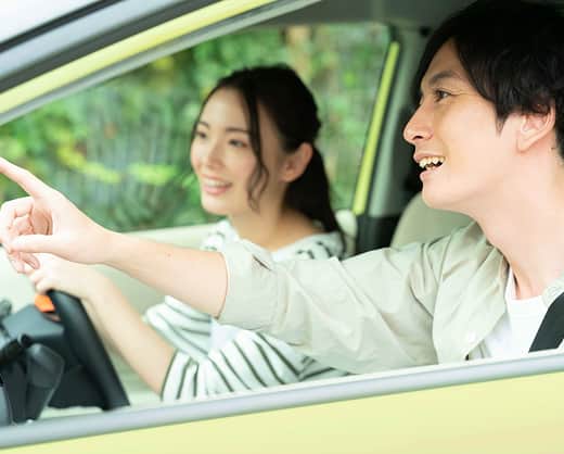 ドライブデートを楽しむカップル