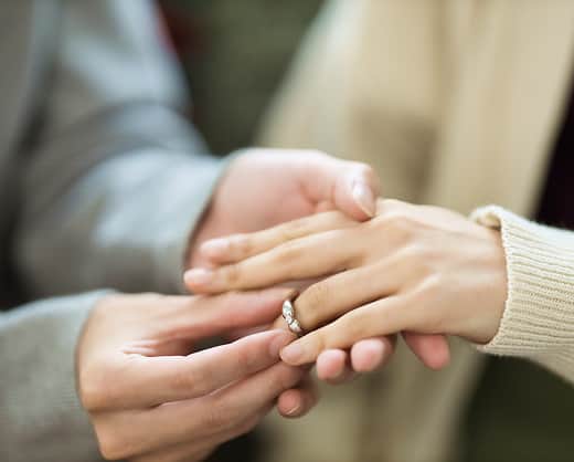婚約指輪を嵌めるプロポーズシーン