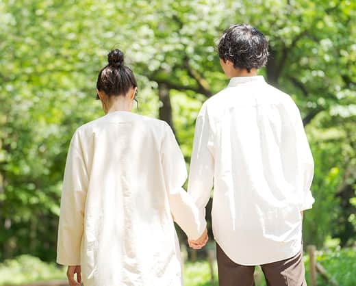 手をつないで歩く幸せなカップル