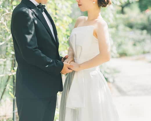 結婚式で向き合うウエディングカップル