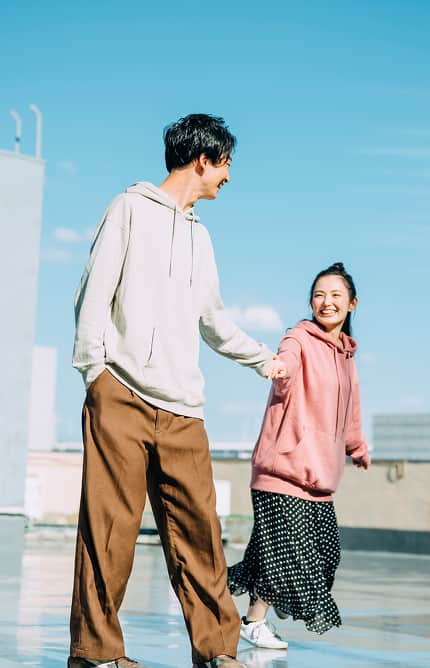 笑い合う幸せなカップル