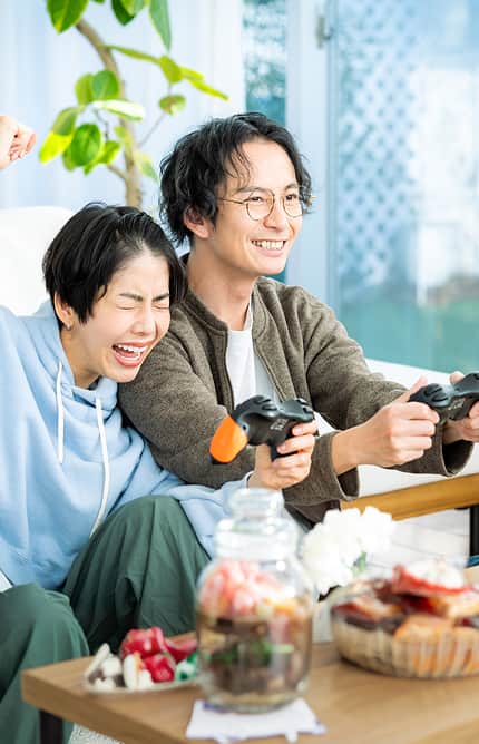 笑い合う幸せなカップル