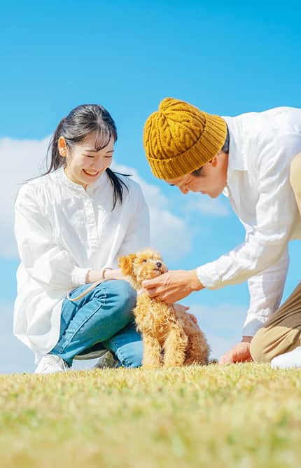 笑い合う幸せなカップル