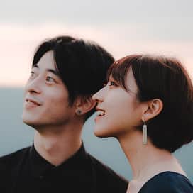 夕暮れの空を見上げるカップル