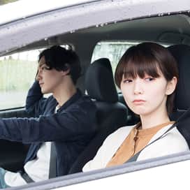 車内で気まずい雰囲気のカップル