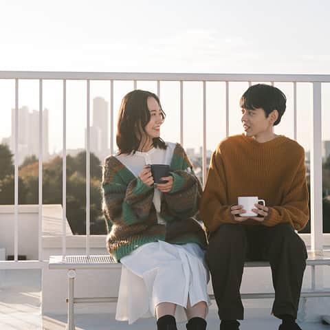 カフェのテラスで笑顔で話すカップル