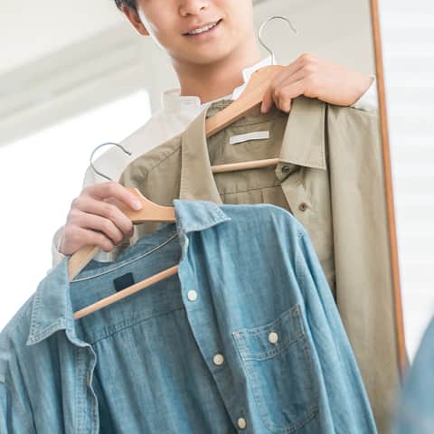 コーディネートを選ぶ男性